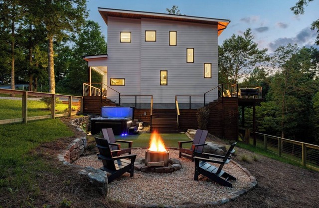 LevelUp: Dog-friendly mountain retreat. Hot tub, fenced yard & amazing views for ultimate relaxation