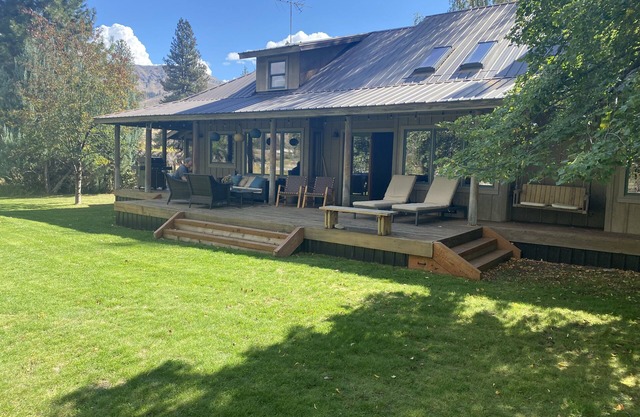 -Lewisia Lodge River Retreat