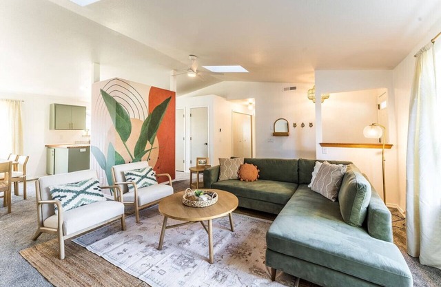 Lg Fenced Yard I KING I Family Friendly I Midtown