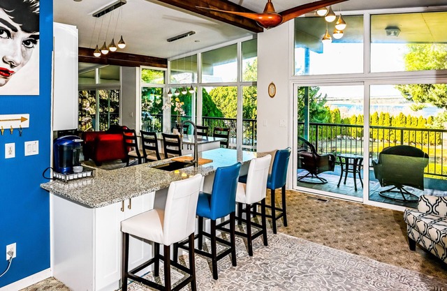 Lg House w beautiful River View 2 stories, 5bd3bth