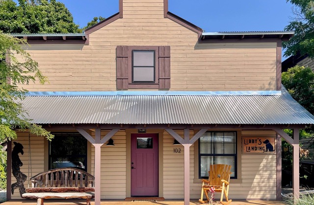 Libby's Landing-Riverfront, Dog Friendly in Downtown Winthrop!