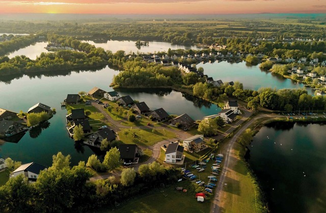 Libelle | Lakeside Retreat with Hot Tub & Kayak