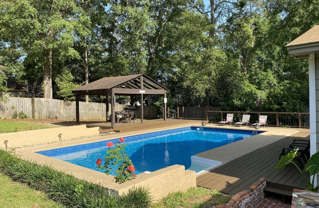 Life is better by the pool, near FSU,nPrivate pool, sleeps 8, pet friendly!