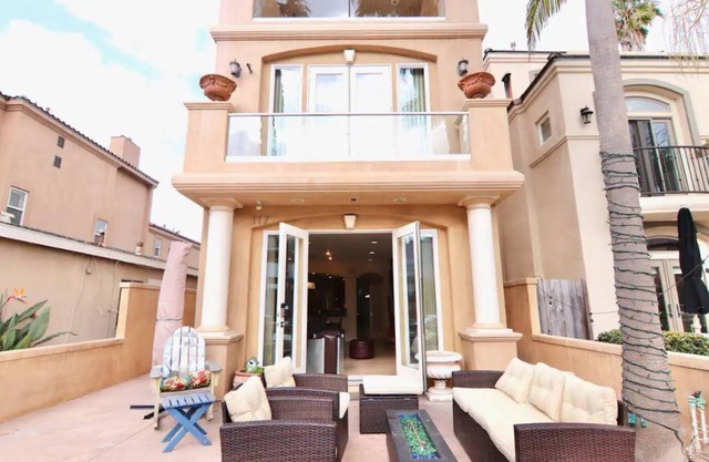 Life’s a beach…house with gorgeous ocean&pier views. A few steps to the waves.,.