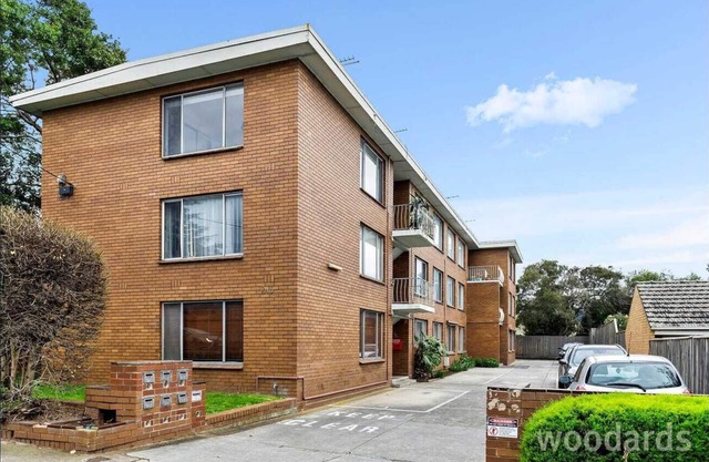 Light and Bright Ground Floor Unit in Great Location near shops