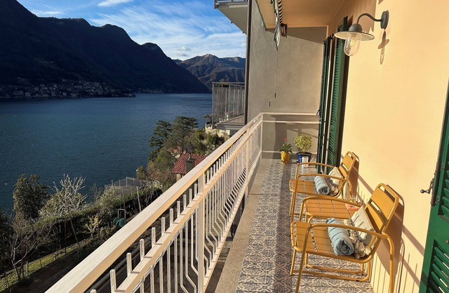 Light and spacious apartment with full lake view, private terrace and large garden access.