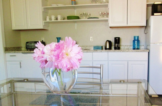 Light-Bright-Stylish! Sparkling Clean! 15-min level walk to town. Private deck.