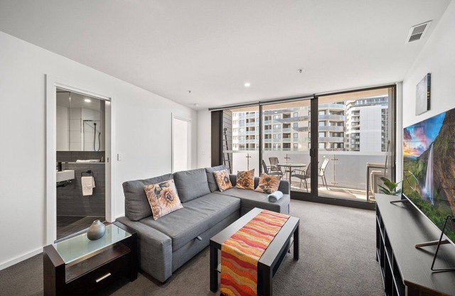 Light-Filled 1-Bed Apartment with Pool & Gym