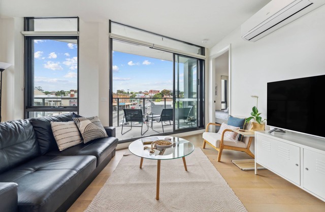 Light-Filled 2BR Apt nw/Balcony + Free Parking - Near Flemington Racecourse