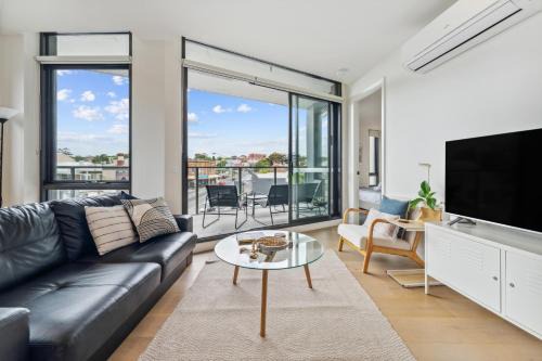 Light Filled 2BR Apt with Balcony, Parking, near Flemington Racecourse