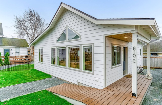 Light-filled home with fenced yard - two dogs welcome - walk everywhere