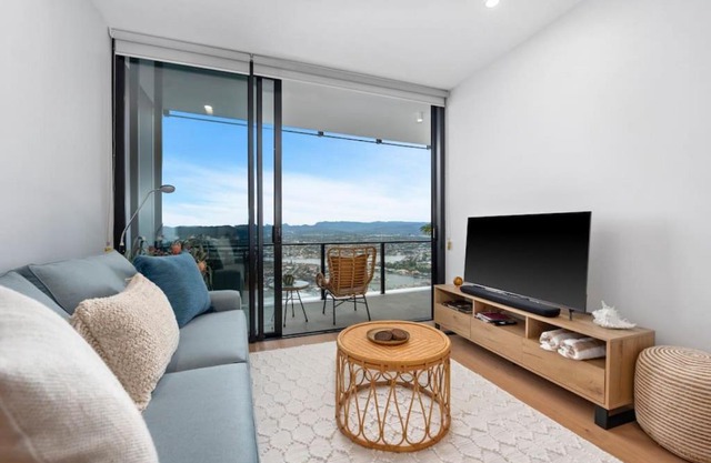Light Filled Luxury Residence 2 Bed 2 Bath Apt Next to Casino Broadbeach