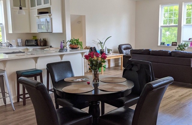 Light-filled, upper story flat, walking distance to Oregon Shakespeare Festival