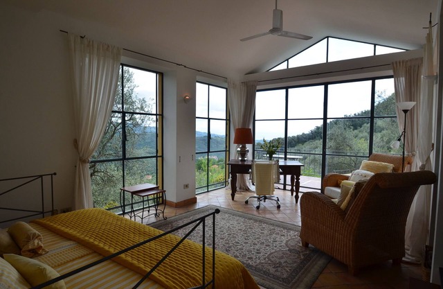 Light-flooded country house in a panoramic location