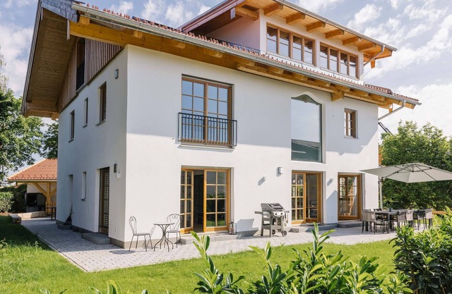Light-flooded dream home between Chiemsee and the Alps