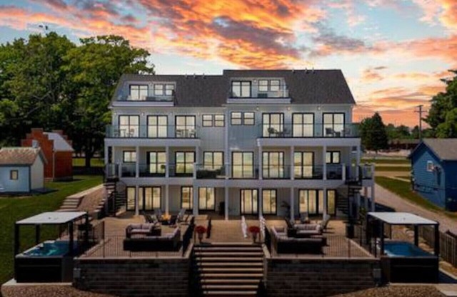 Lighthouse Cove: Sleeps up to 10, 2 kitchens, swim spa