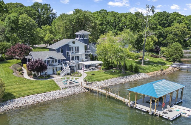 LightHouse Livin! Beautiful waterfront property, ideal for up to 16 w hot tub