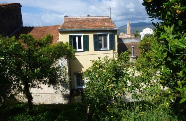 Ligurian rustico, surrounded by olive groves, 10 minutes from the sea.