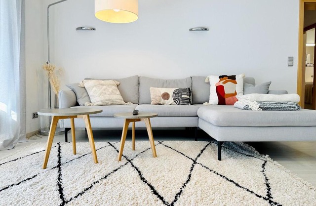 LIKE HOME, cozy apartment, 2 bedrooms, Netflix, 55" TV, balcony, parking, self-check-in