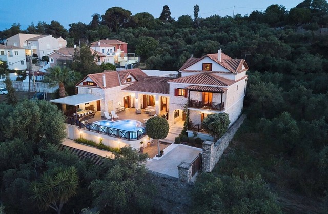 'Lila's Luxury Villa' with sea view, private pool, garden, A/C and Wi-Fi