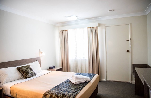 Lilac City Motor Inn Standard Queen Room 4