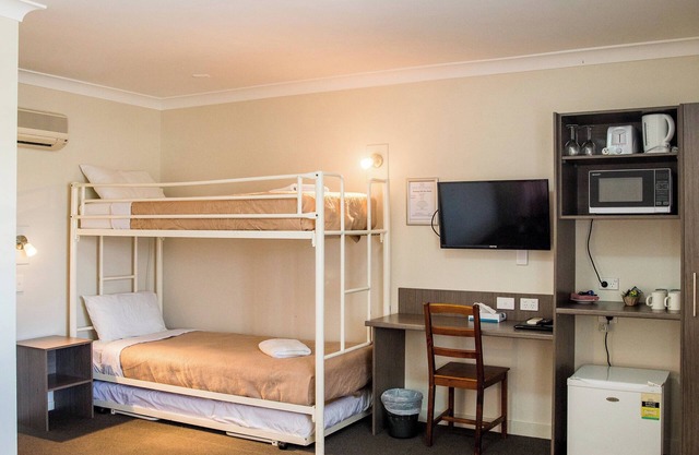 Lilac City Motor Inn 1 Room Family 8
