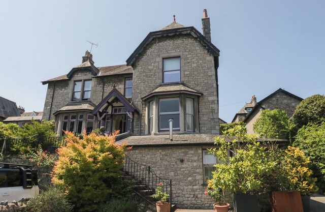 LILAC COTTAGE AT GRANGE BOUTIQUE, pet friendly in Grange-Over-Sands