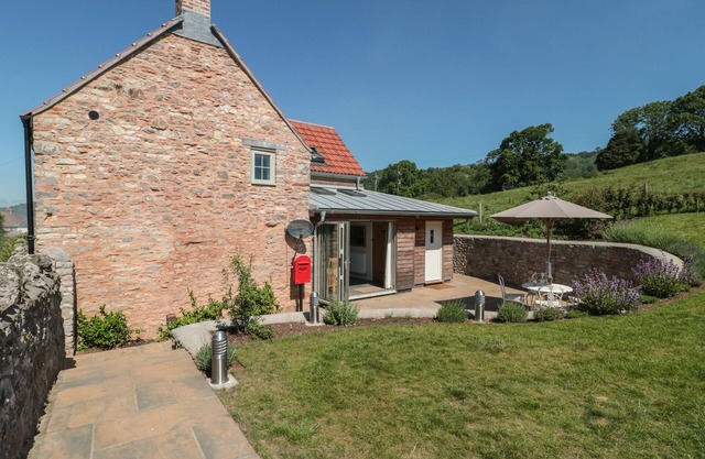 LILAC COTTAGE, pet friendly, character holiday cottage in Wells