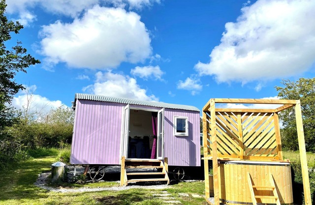 Lilac Tree Hut (With Hot-Tub)