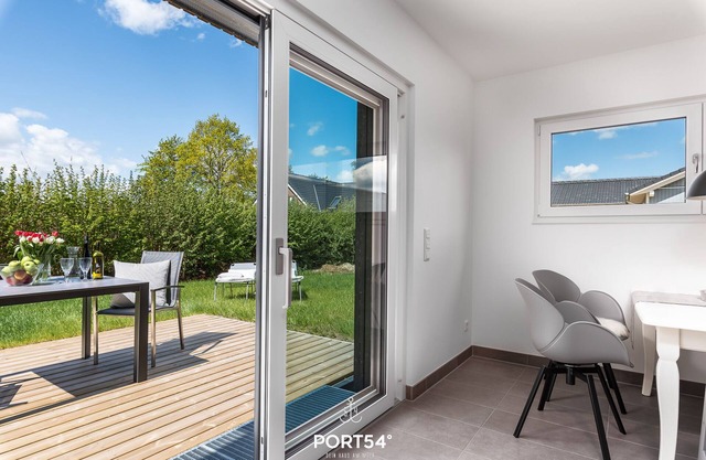 Lille sort hus -terrace, garden furniture, barbecue, shower room, guest WC, parking space