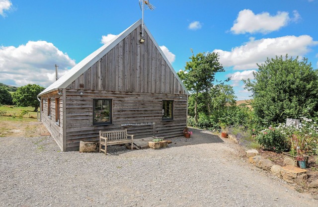 LILLEMOR, pet friendly, character holiday cottage in Whiddon Down