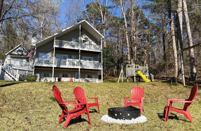 Lily & Oak Lakefront Retreat