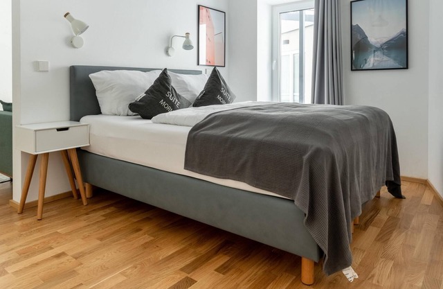 limehome Leipzig Jahnallee | Suite L with sofa bed