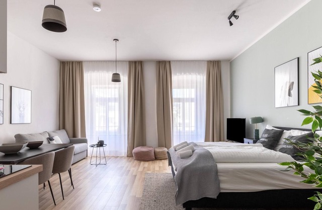 limehome Villach | Suite XL with sofa bed