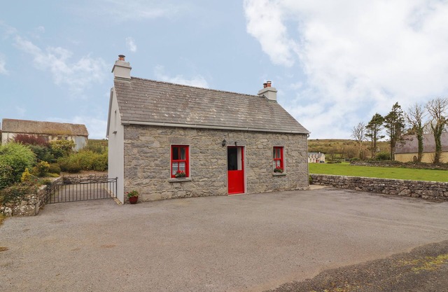 LIMESTONE COTTAGE, family friendly in Carron, County Clare