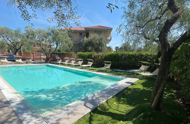 Limone apartment: pool, air conditioning, seating area, parking lot, 5 minutes walk to the lake