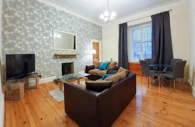 Linburn House Apartment near M90 Amazon