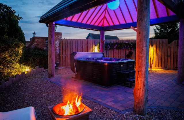 Lincoln Holiday Retreat Lodge with Private Hot Tub