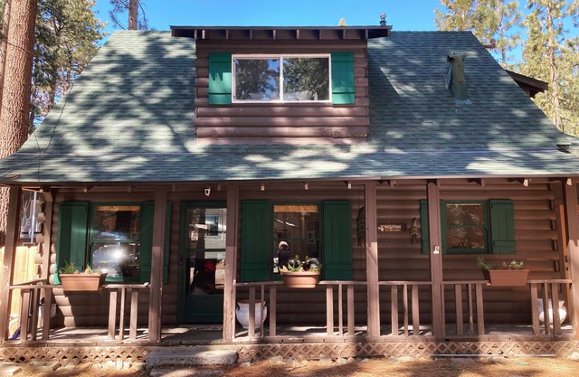 Lincoln Log Cabin at the Lake with Hot Tub, Kayaks + Beach Cruisers!