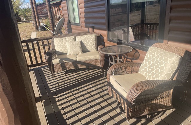 Lincoln Log Lodge - Backs up to National Forest!