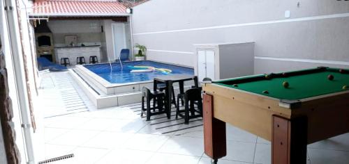 "Lindíssima Casa Pé na Areia com Piscina Aquecida Cobrado a Parte, Sala de Jantar, 3 Amplos Quartos, Sendo1Suíte, Amplo Espaço de Lazer com Área Gourmet em Deck Coberto com Churrasqueira e Mesa de Bilhar Frente a Piscina, Super Pertinho da Praia"