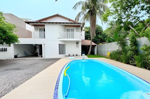 Linda Casa de 4 quartos com piscina e localização top