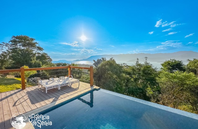 Linda Casa de 2 Suítes com Vista em Cond. no sul da Ilha