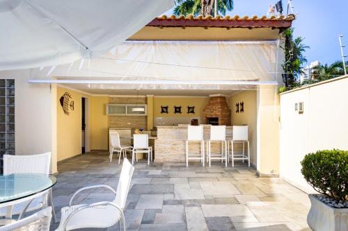 Linda casa na praia da Enseada - 150mts da praia