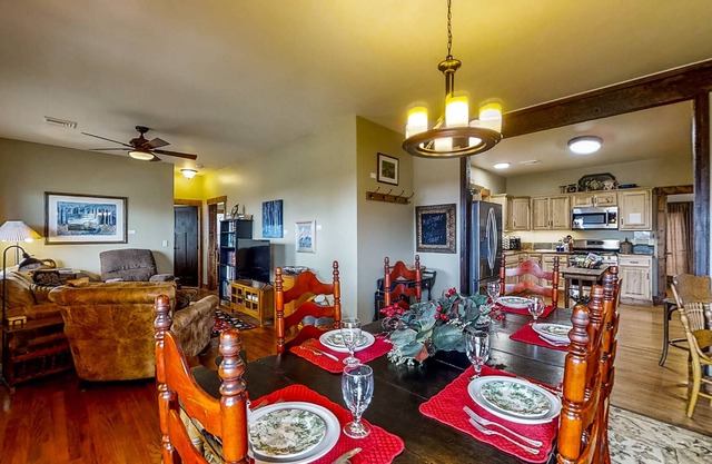Linden Cottage with Big Yard, Updated Kitchen, Dogs OK - 1 Block to Main St
