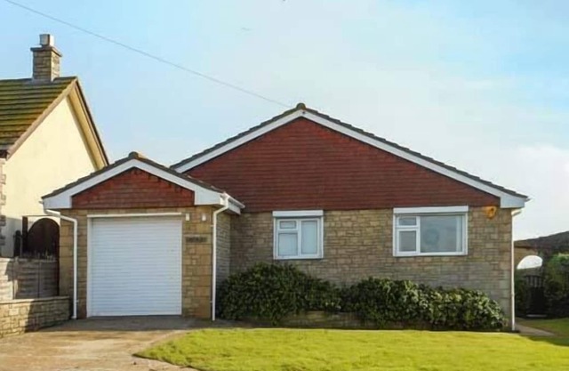LINDEN LEA, family friendly, luxury holiday cottage in West Bexington
