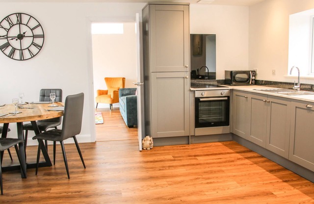 LINDENS BARN, romantic, character holiday cottage in Minsterley