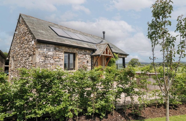 LINDETH CROFT, pet friendly, character holiday cottage in Carnforth