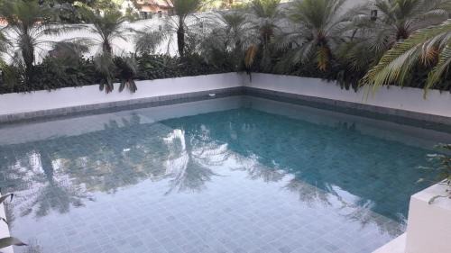 lindo apartamento martim de sá 2 dormitórios piscina pé na areia 32 b