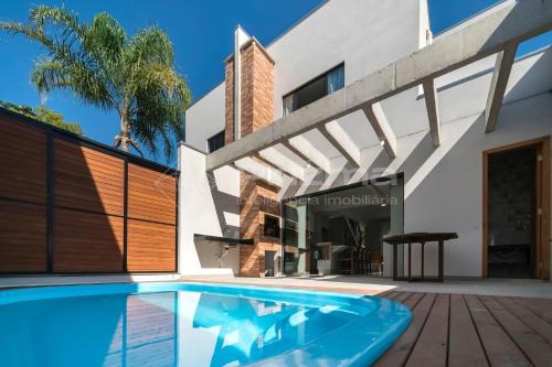 Lindo duplex geminado na Praia de Mariscal.